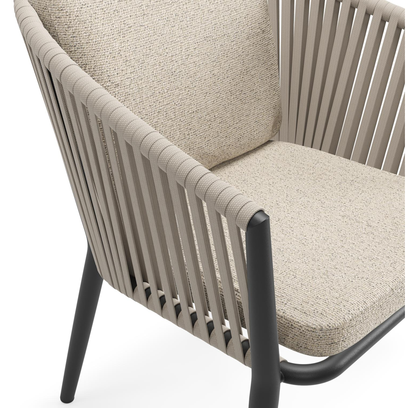 Orso tuinstoel in zwart aluminium en beige verticaal geweven vlakke rope met luxe zitkussen in All Weather Cosytica Marbella Beige