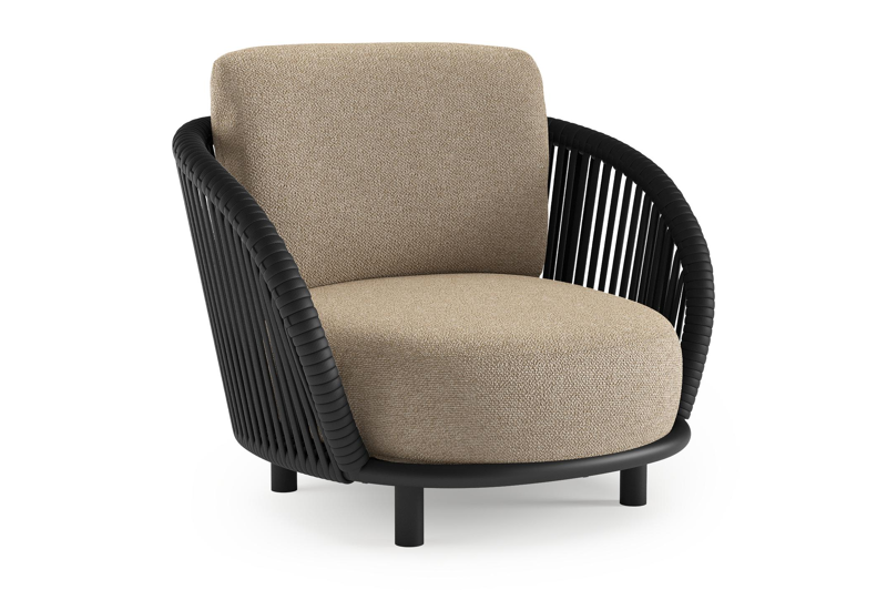 Lupino loungestoel in zwart aluminium en zwart verticaal geweven luxe vlakke brede rope met madagascar oak all weather cosytica kussen