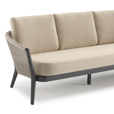 Orso loungebank in zwart aluminium en beige verticaal geweven ronde rope met Althea Chalk all weather cosytica kussen