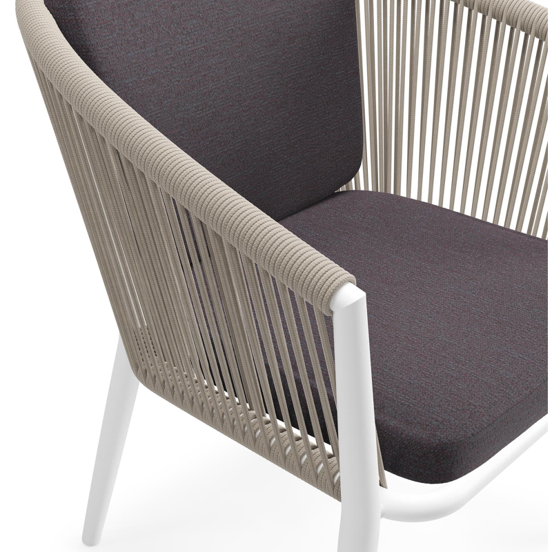 Chaise de jardin Orso en aluminium blanc et corde ronde tissée verticalement beige avec coussin en All Weather Sunbrella® Luxe Tundra Red