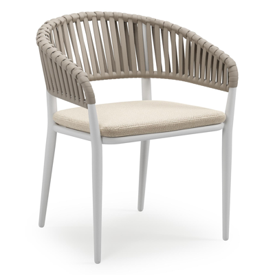 Tolfa stapelbare tuinstoel in wit aluminium en beige verticaal geweven luxe vlakke brede rope met stoelkussen in All Weather Cosytica Althea Chalk
