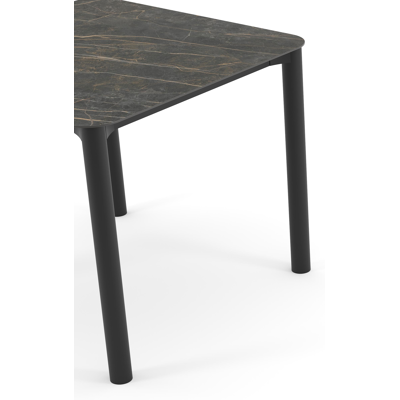 Table de jardin Orso rectangulaire arrondi en aluminium noir et céramique pleine Black Obsession - Lg. 90 x Lrg. 90 x Haut. 74.5 cm