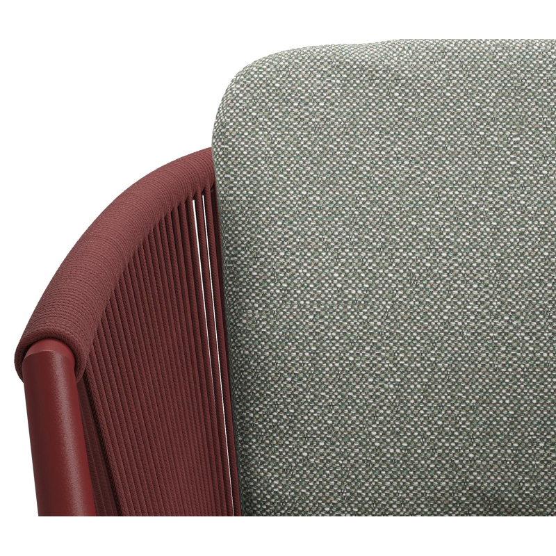 Orso tuinstoel in ruby aluminium en ruby verticaal geweven ronde rope met luxe zitkussen in All Weather Sunbrella® Luxe Savane Leaf