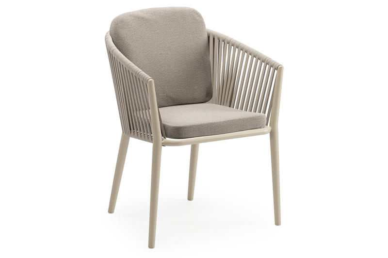 Orso tuinstoel in beige aluminium en beige verticaal geweven vlakke rope met luxe zitkussen in All Weather Sunbrella® Luxe Savane Coconut