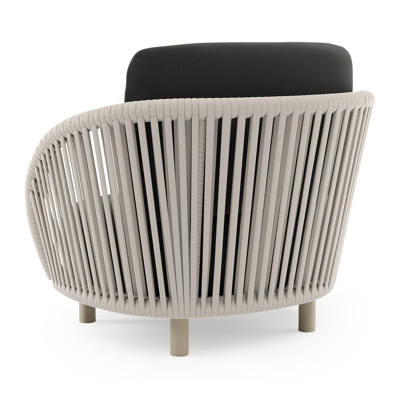 Lupino loungestoel in beige aluminium en beige verticaal geweven luxe vlakke brede rope met natte sooty all weather sunbrella® luxe kussen