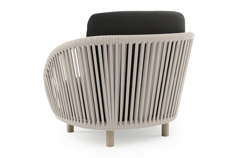 Lupino loungestoel in beige aluminium en beige verticaal geweven luxe vlakke brede rope met natte sooty all weather sunbrella® luxe kussen