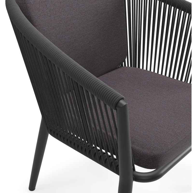 Chaise de jardin Orso en aluminium noir et corde ronde tissée verticalement noir avec coussin en All Weather Sunbrella® Luxe Tundra Red