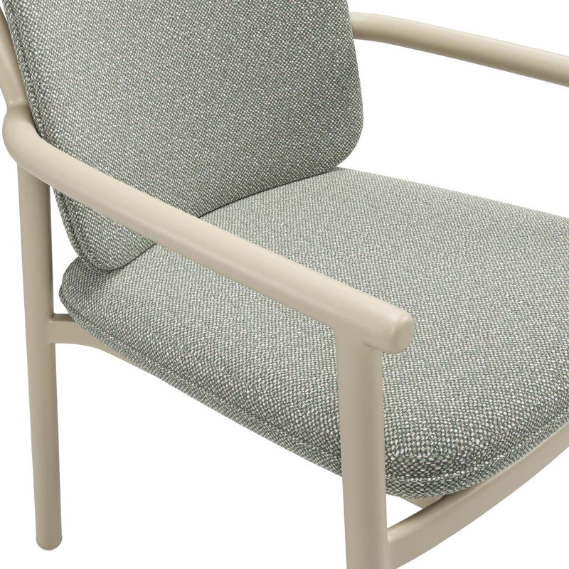Bono stapelbare tuinstoel in beige aluminium met stoelkussen in All Weather Sunbrella® Luxe Savane Leaf