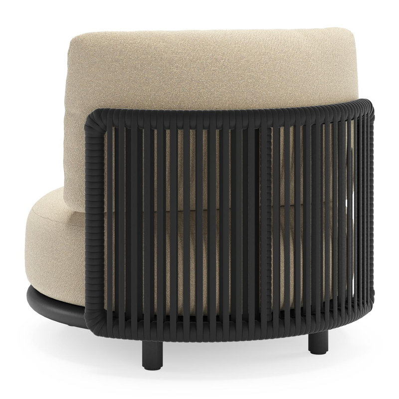Fauteuil de jardin Lomano en aluminium noir et corde luxe plate tissée verticalement beige et coussins en all weather solica soul papyrus