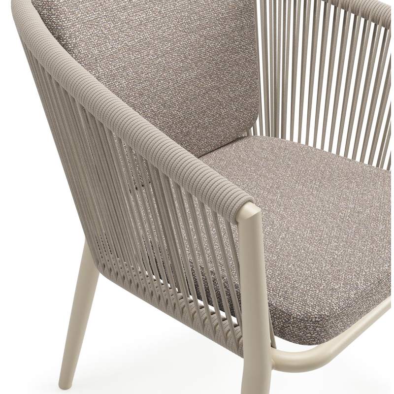 Orso tuinstoel in beige aluminium en beige verticaal geweven ronde rope met zitkussen in All Weather Sunbrella® Luxe Wander Manioc
