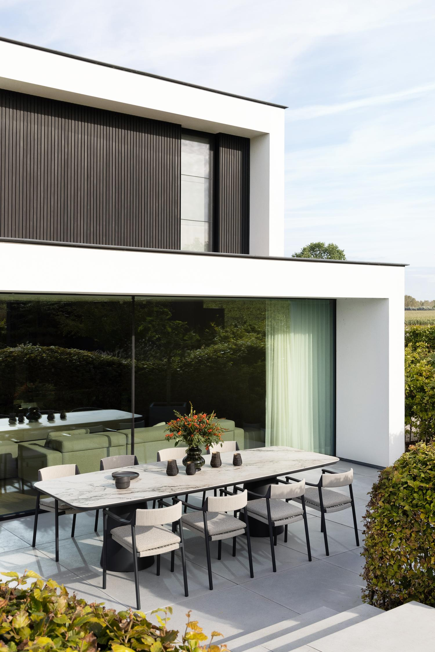 Fiordo tuinstoel in zwart aluminium en beige vierkant geweven ronde rope 