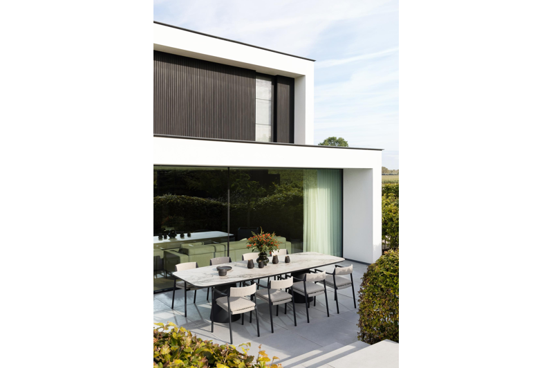 Fiordo tuinstoel in zwart aluminium en beige vierkant geweven ronde rope 