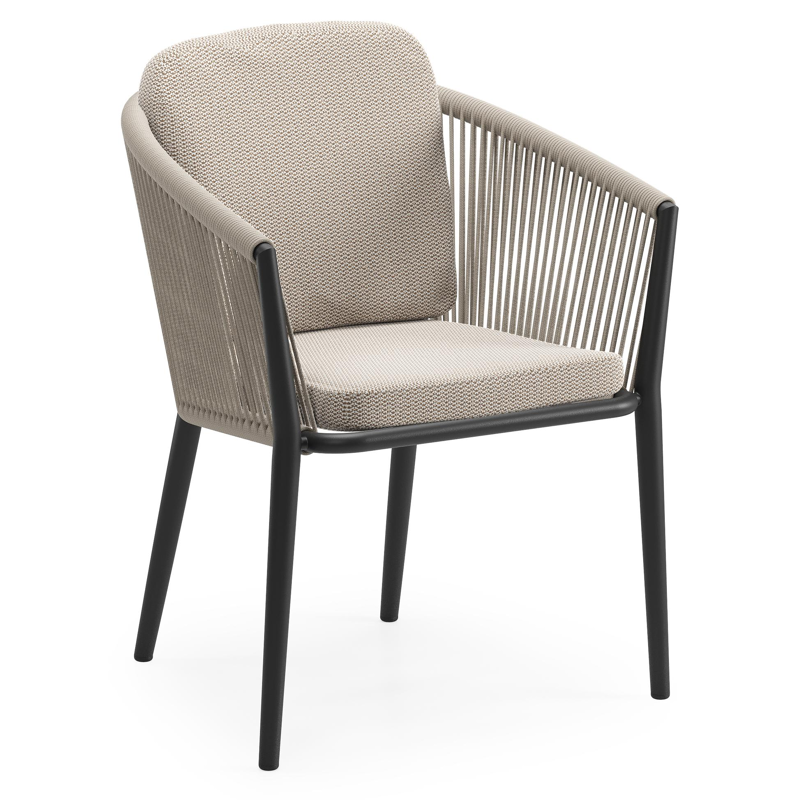 Orso tuinstoel in zwart aluminium en beige verticaal geweven ronde rope met luxe zitkussen in All Weather Sunbrella® Luxe Lopi Fossil