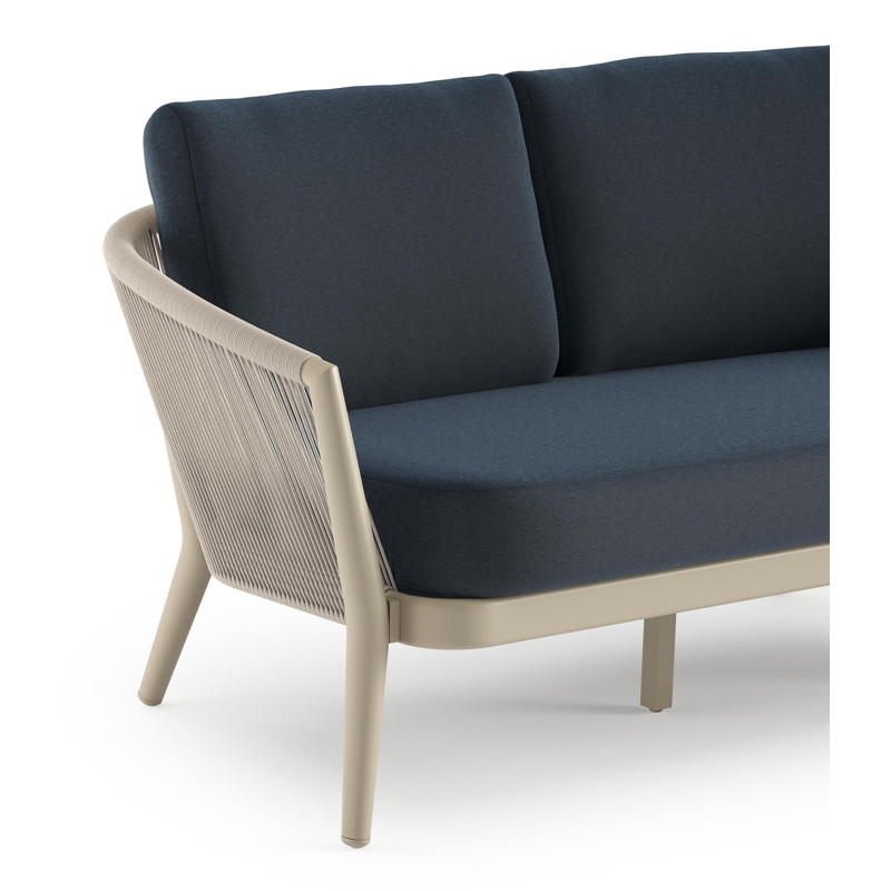 Canapé de jardin Orso en aluminium beige en corde ronde tissée verticalement beige et coussins en all weather sunbrella® luxe Heritage Indigo