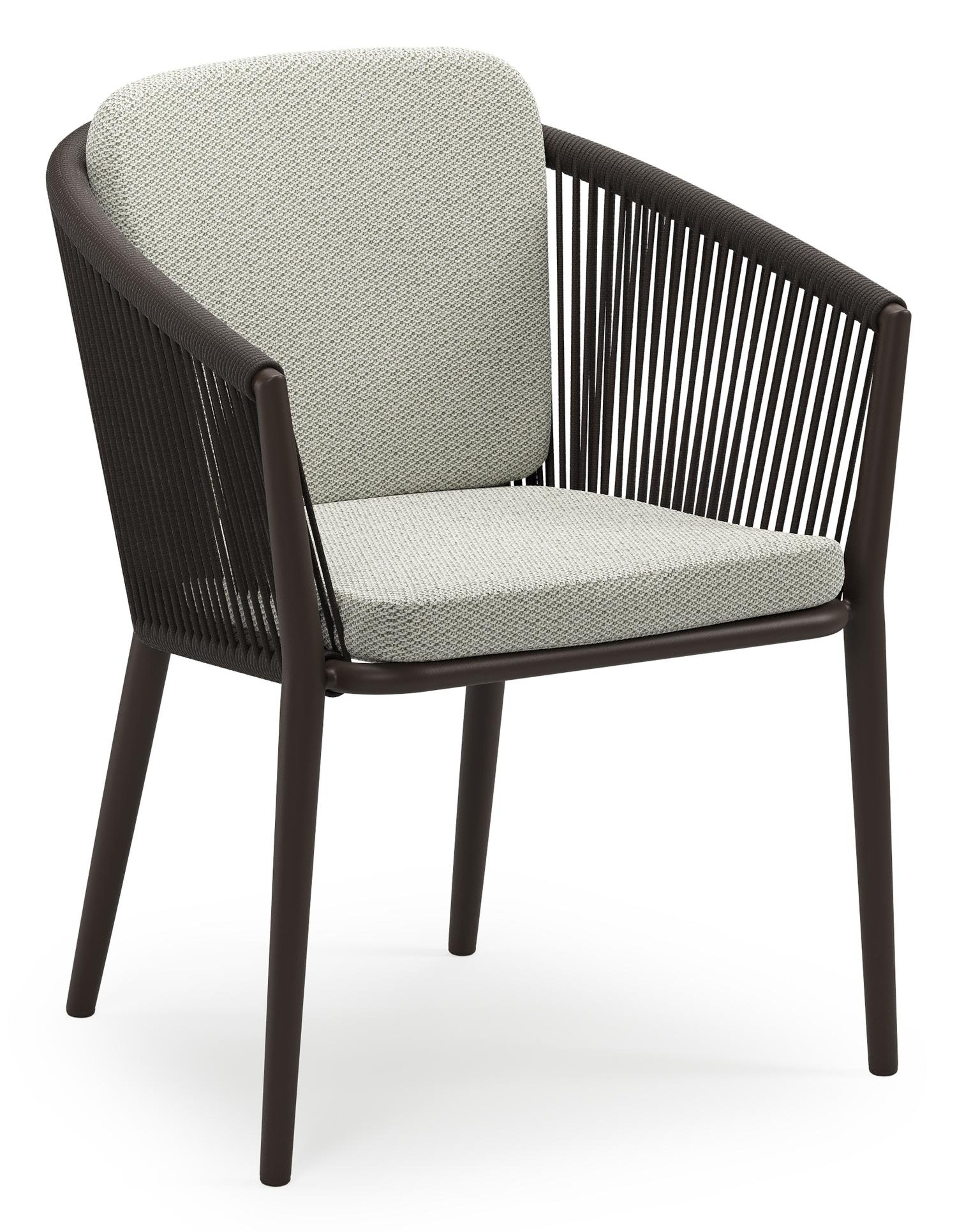 Orso stapelbare tuinstoel in donkerbruin aluminium en donkerbruin verticaal geweven ronde rope met stoelkussen in All Weather Sunbrella® Luxe Lopi Bud