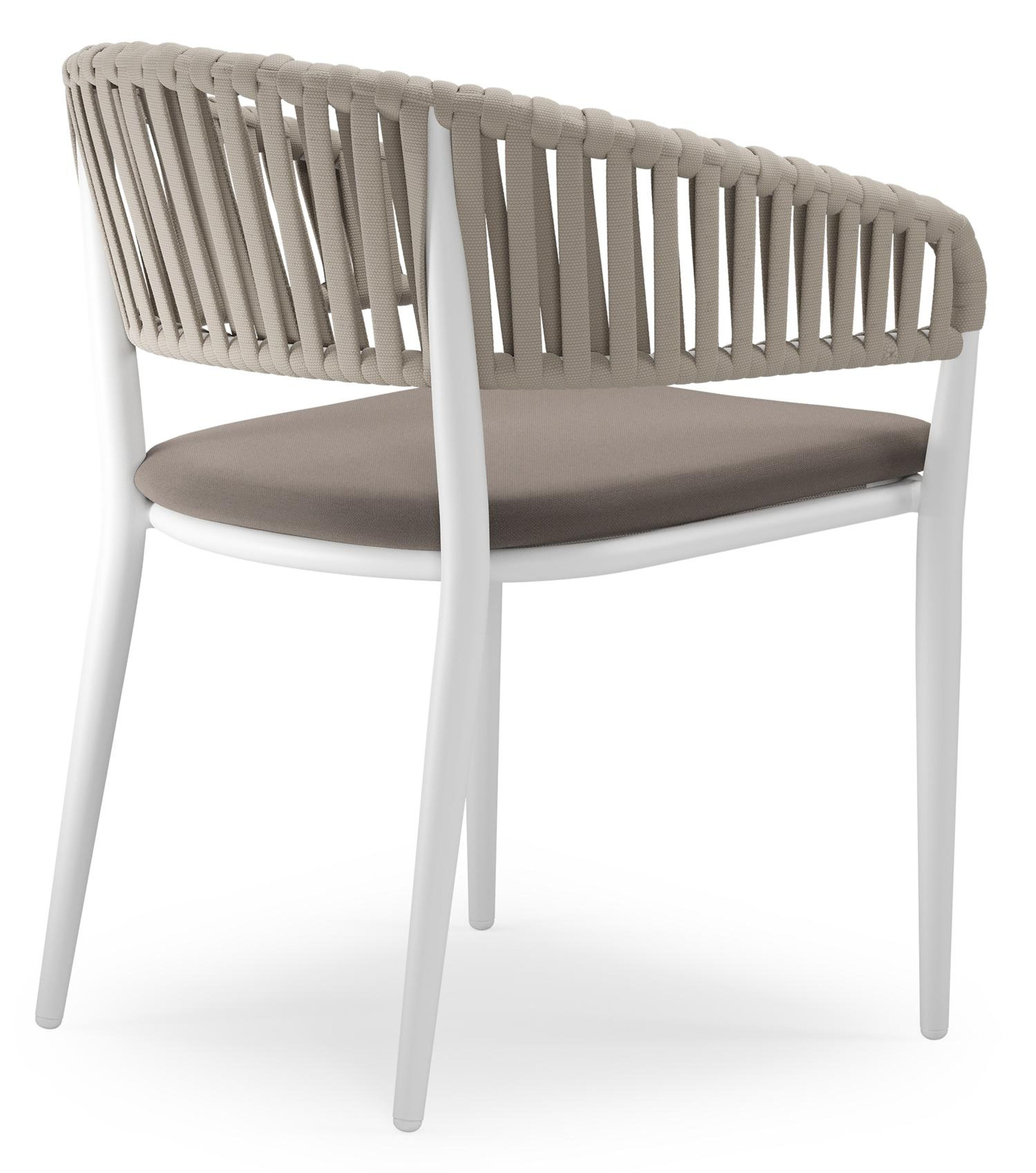 Tolfa stapelbare tuinstoel in wit aluminium en beige verticaal geweven luxe vlakke brede rope met stoelkussen in All Weather Sunbrella® Luxe Natte Nature Grey