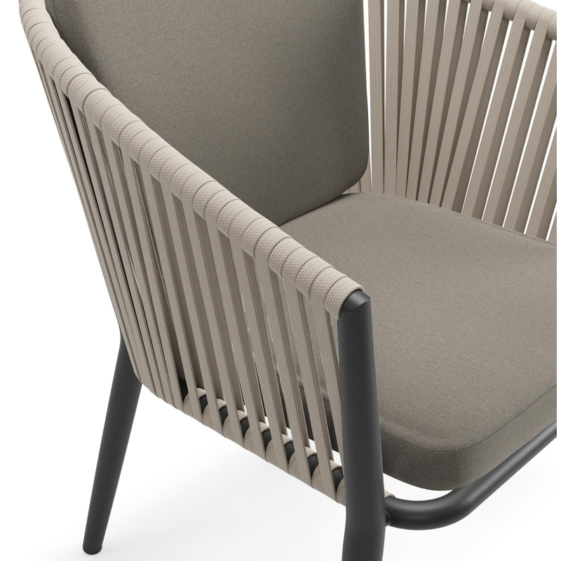 Chaise de jardin Orso en aluminium noir et corde plate tissée verticalement beige avec coussin en All Weather Sunbrella® Luxe Natte Carbon Beige