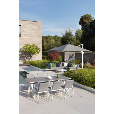 Avola zweefparasol met tiltfunctie in wit aluminium met grijs sunbrella® premium parasoldoek - L1 300 x L2 300 cm (met voet)