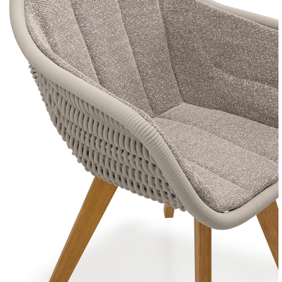 Chaise de jardin Pagino en teck naturel et corde ronde tissée verticalement beige avec coussin en All Weather Sunbrella® Luxe Wander Manioc