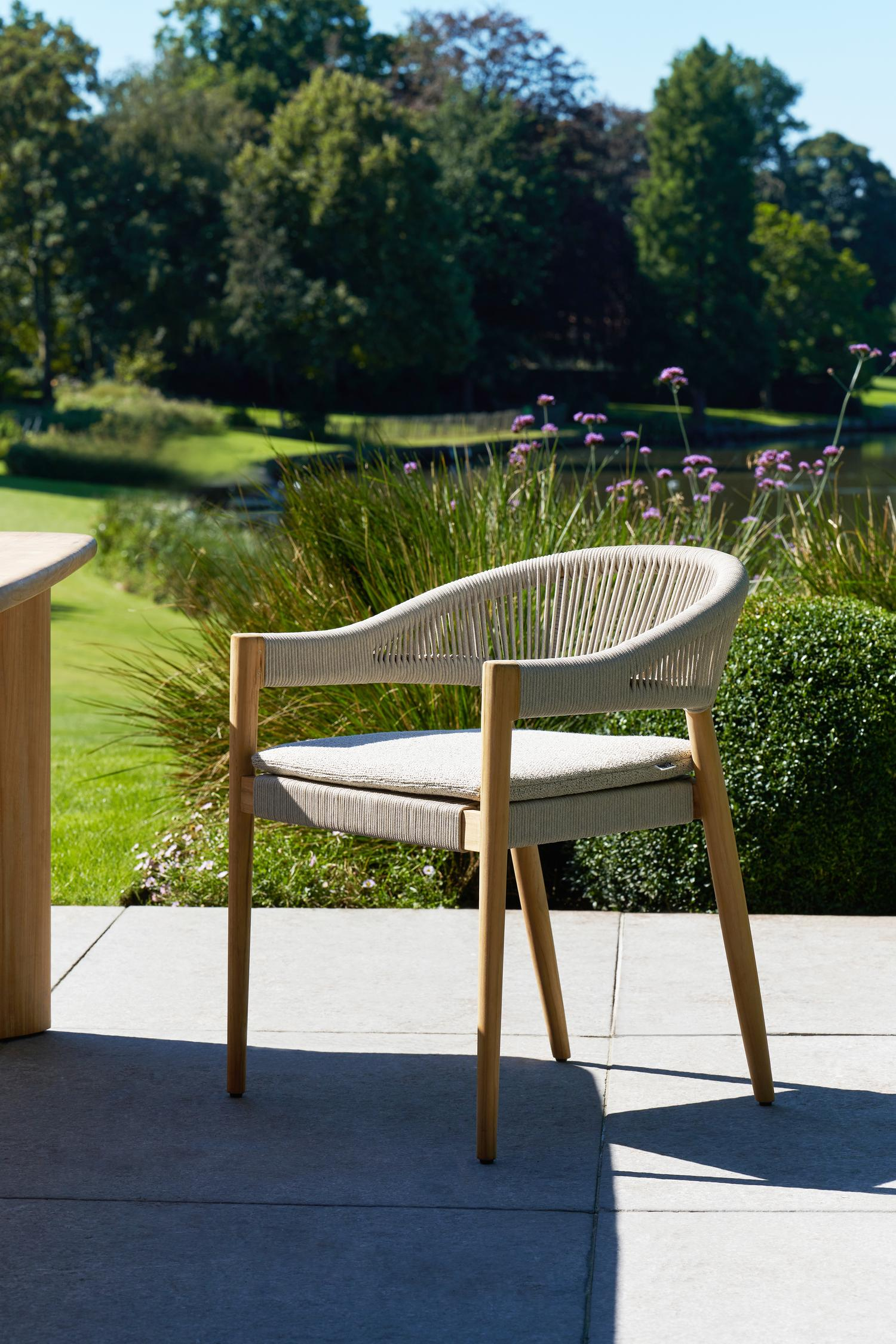 Tribola tuinstoel in teak en beige verticaal geweven ronde rope 