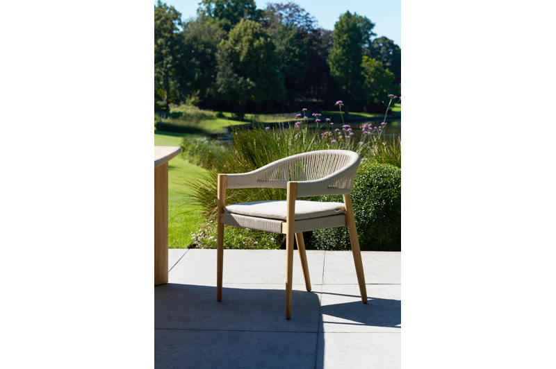 Tribola tuinstoel in teak en beige verticaal geweven ronde rope 