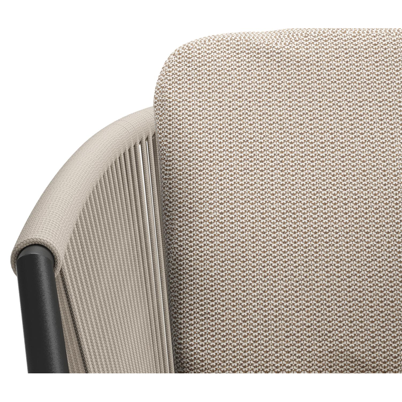 Orso tuinstoel in zwart aluminium en beige verticaal geweven ronde rope met luxe zitkussen in All Weather Sunbrella® Luxe Lopi Fossil