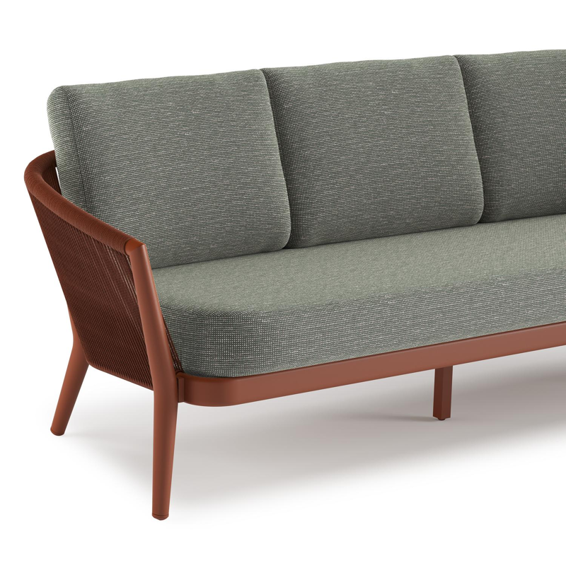 Orso loungebank in roestbruin aluminium en roestbruin verticaal geweven ronde rope met Slow Fern all weather sunbrella® luxe kussen