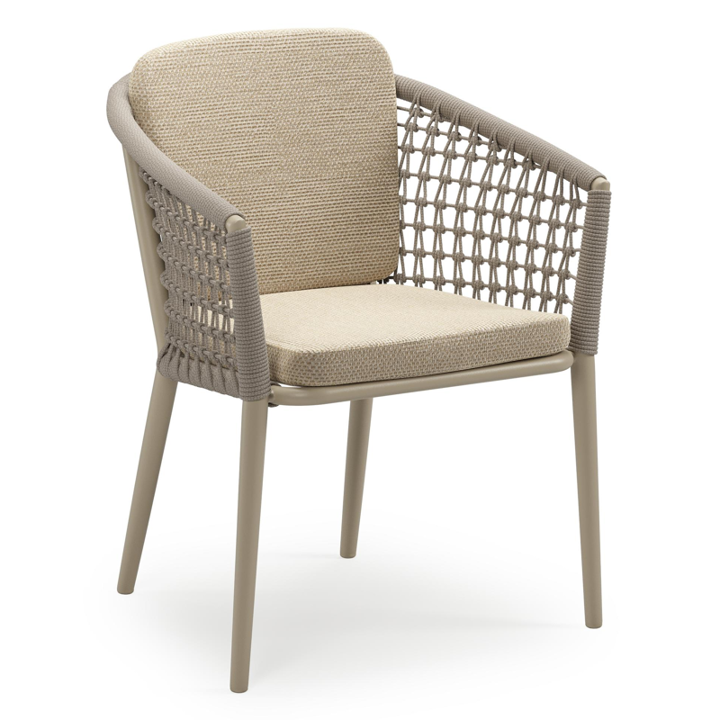 Orso stapelbare tuinstoel in beige aluminium en beige visnet geweven ronde rope met stoelkussen in All Weather Cosytica Althea Camel