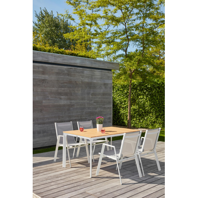 Fina tuinset in wit aluminium en naturel polywood tafelblad met 4 stapelbare Oviedo tuinstoelen