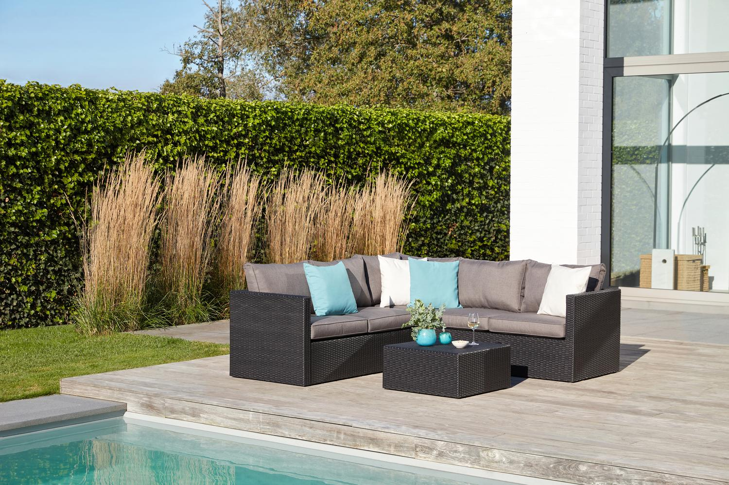 Gio loungehoek in zwart wicker en aluminium met grijs polyester kussen en loungetafel