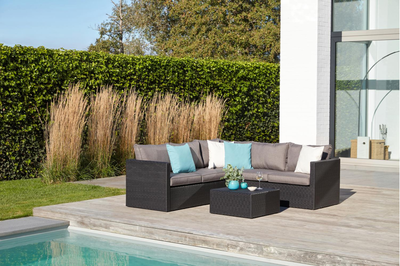 Gio loungehoek in zwart wicker en aluminium met grijs polyester kussen en loungetafel