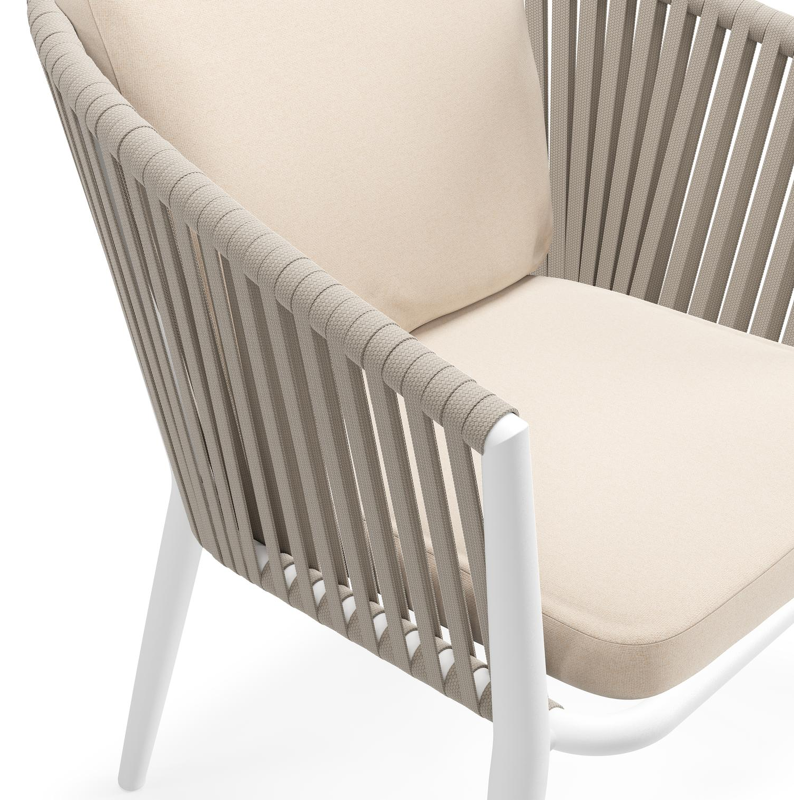 Orso tuinstoel in wit aluminium en beige verticaal geweven vlakke rope met luxe zitkussen in All Weather Sunbrella® Luxe Natte Linen Chalk