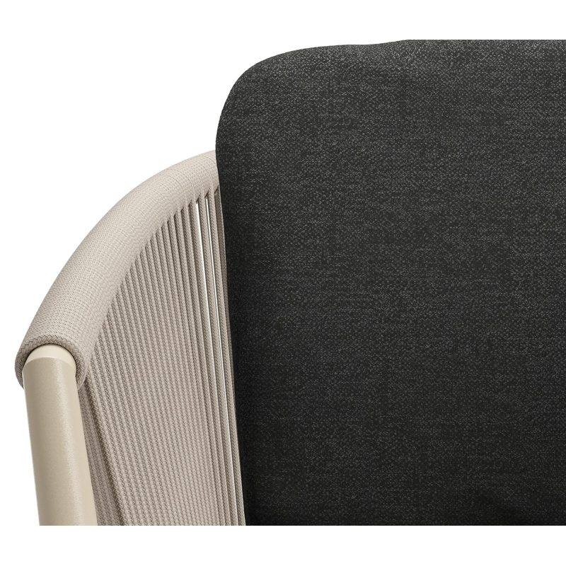 Orso tuinstoel in beige aluminium en beige verticaal geweven ronde rope met luxe zitkussen in All Weather Sunbrella® Luxe Chartres Sooty