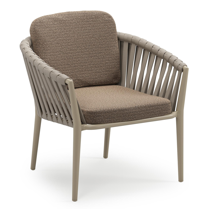 Orso low dining tuinstoel in beige aluminium en beige verticaal geweven luxe vlakke brede rope met stoelkussen in All Weather Solica Firenze Bamboe