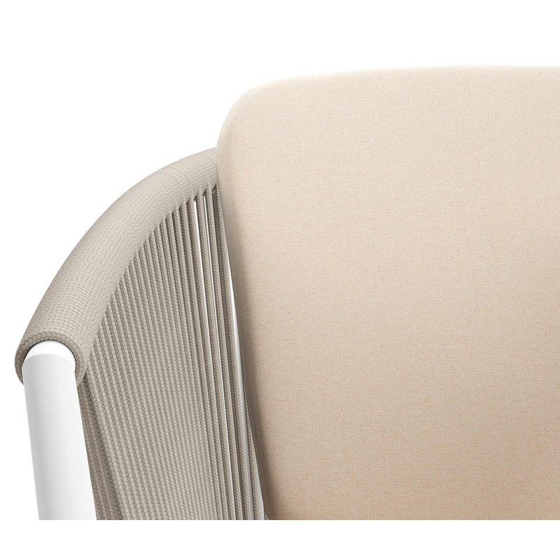 Chaise de jardin Orso en aluminium blanc et corde ronde tissée verticalement beige avec coussin en natte linen chalk all weather sunbrella® luxe