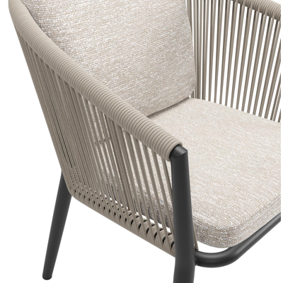 Orso tuinstoel in zwart aluminium en beige verticaal geweven ronde rope met luxe zitkussen in All Weather Sunbrella® Luxe Tundra Sand