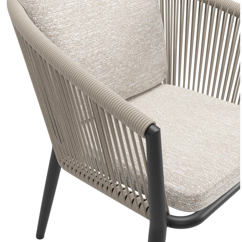 Orso tuinstoel in zwart aluminium en beige verticaal geweven ronde rope met luxe zitkussen in All Weather Sunbrella® Luxe Tundra Sand