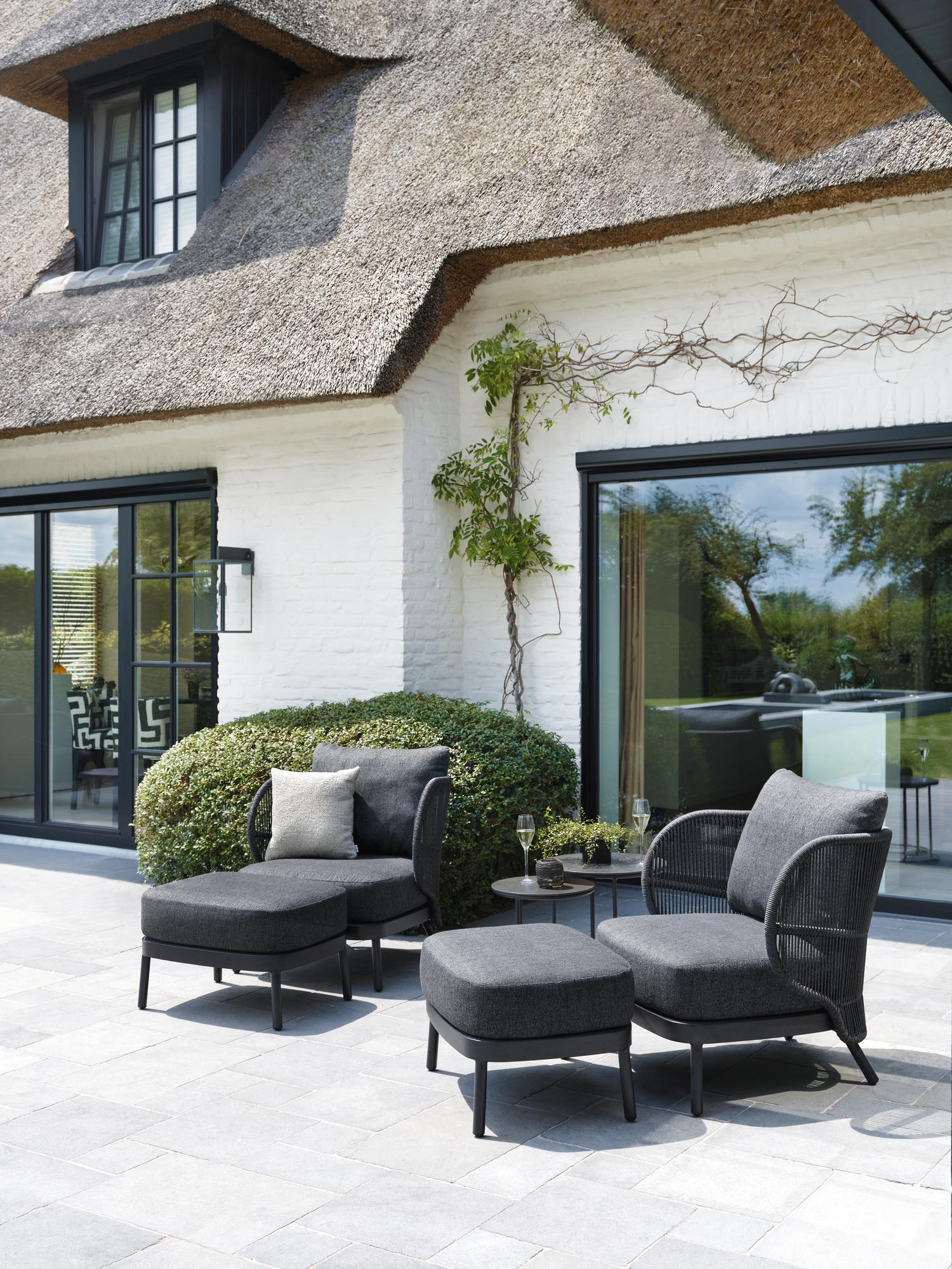 Lugano loungestoel 1-zit in zwart aluminium en zwart gedraaide ronde wicker met catania black all weather cosytica kussen