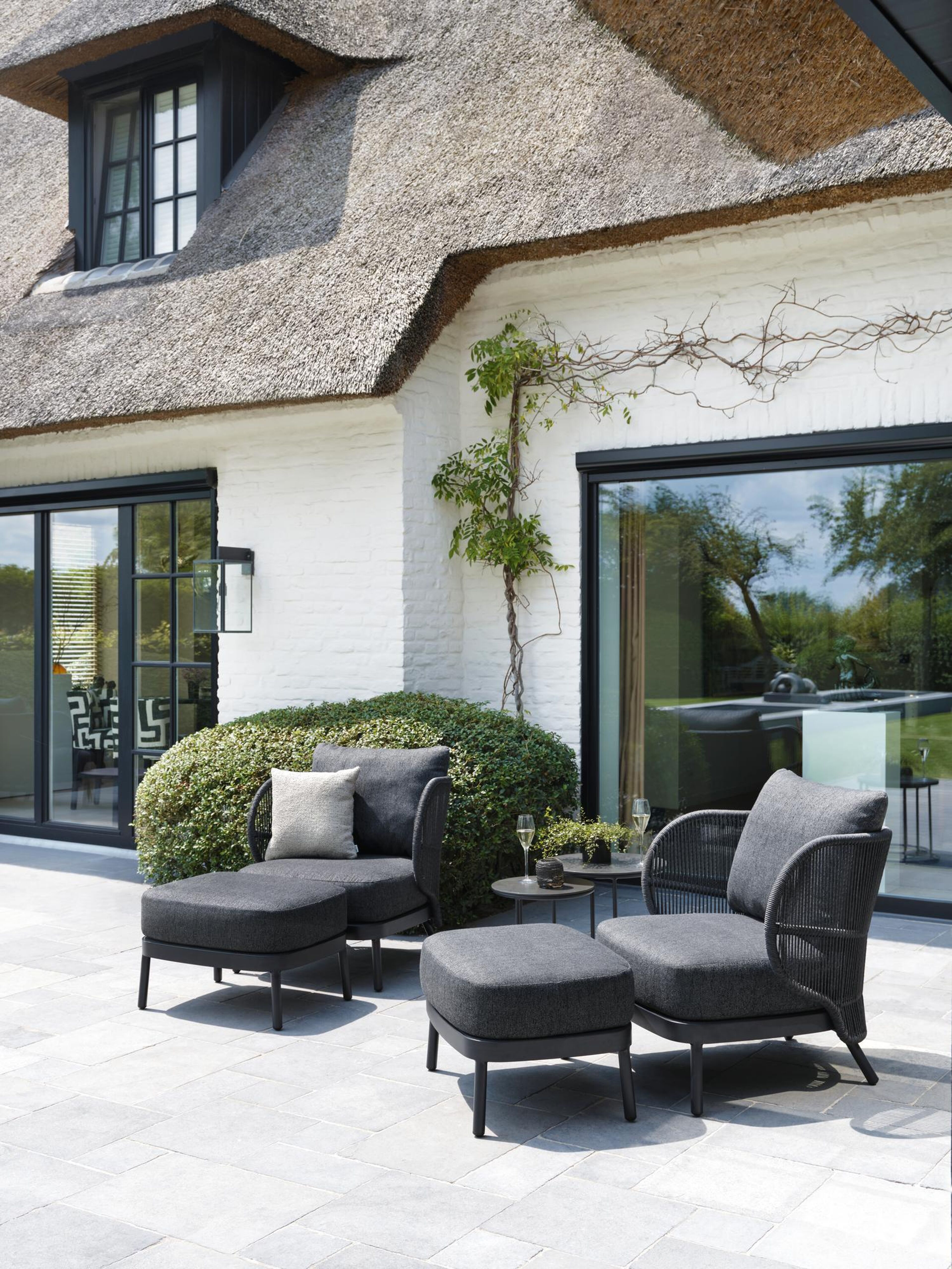 Lugano loungestoel 1-zit in zwart aluminium en zwart gedraaide ronde wicker met catania black all weather cosytica kussen