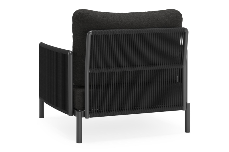 Amarante loungestoel in zwart aluminium en zwart verticaal geweven ronde rope met zwart weather+ softtouch kussen