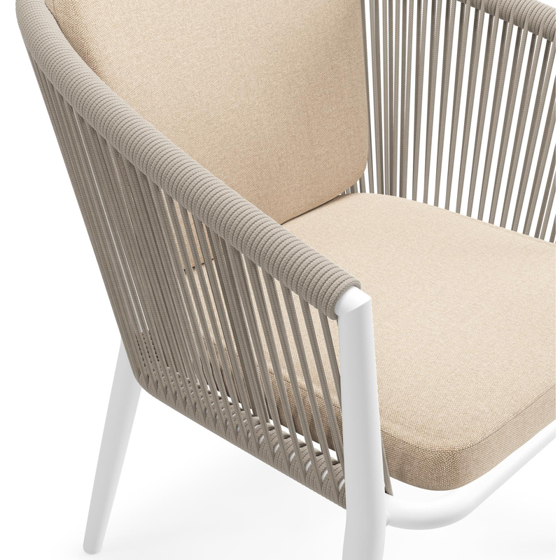 Orso tuinstoel in wit aluminium en beige verticaal geweven ronde rope met zitkussen in All Weather Sunbrella® Luxe Natte Heather Beige