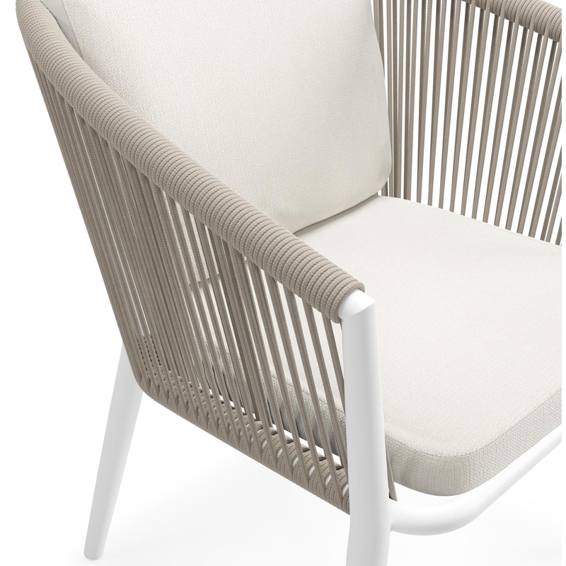 Orso tuinstoel in wit aluminium en beige verticaal geweven ronde rope met luxe zitkussen in All Weather Sunbrella® Luxe Savane White