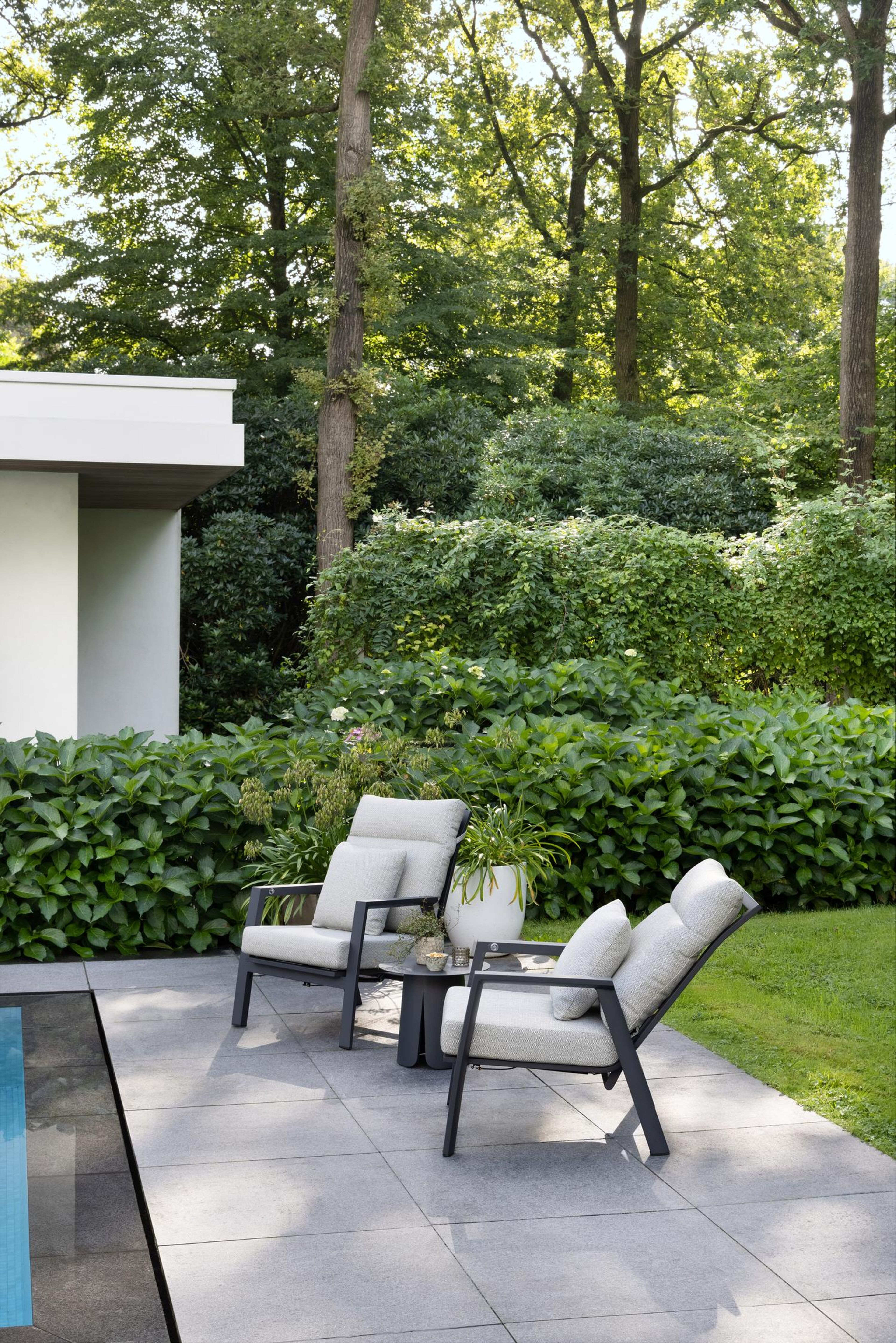Avila loungestoel 1-zit + poef in zwart aluminium met twilight granite weather+ softtouch kussen