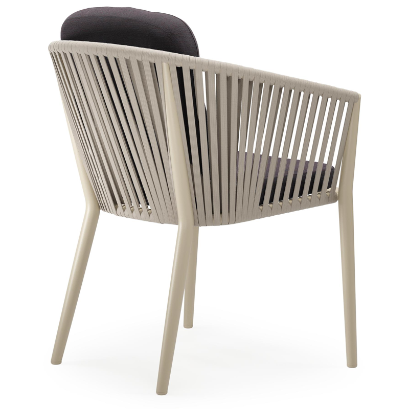 Chaise de jardin Orso en aluminium beige et corde plate tissée verticalement beige avec coussin luxe en All Weather Sunbrella® Luxe Tundra Red