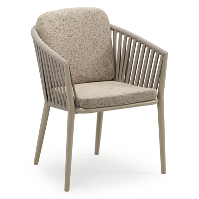 Orso stapelbare tuinstoel in beige aluminium en beige verticaal geweven luxe vlakke brede rope met stoelkussen in All Weather Cosytica Bora Jungle