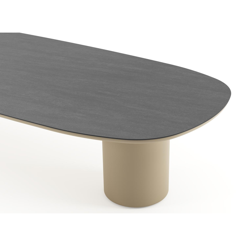 Amico low dining tuintafel bombo in beige aluminium en volkeramiek Basalt Black - L 320 x B 130 x H 61 cm
