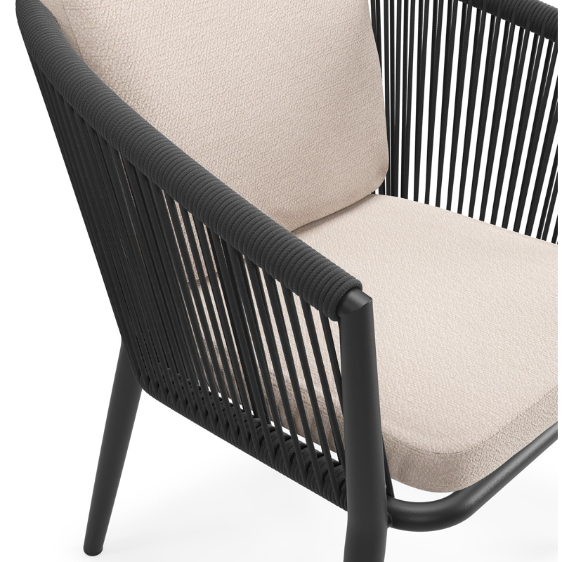 Orso tuinstoel in zwart aluminium en zwart verticaal geweven ronde rope met luxe zitkussen in All Weather Sunbrella® Luxe Wander Pilat