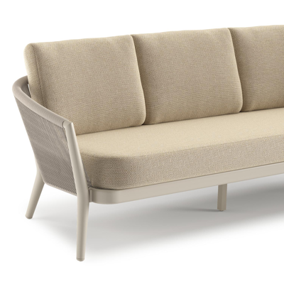 Orso loungebank in beige aluminium en beige verticaal geweven ronde rope met Althea Camel all weather cosytica kussen