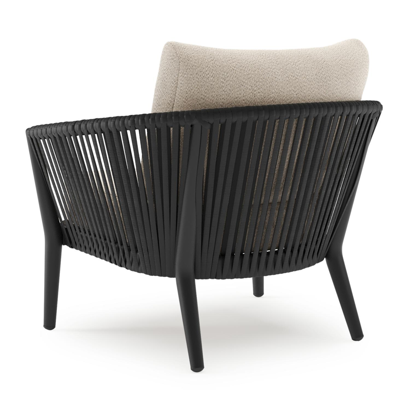 Orso loungestoel in zwart aluminium en zwart verticaal geweven luxe vlakke rope met Lopi Sand all weather sunbrella® luxe kussen
