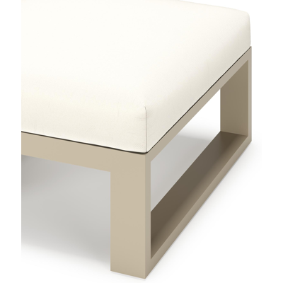 Verato poef in beige aluminium met natte white all weather sunbrella® luxe kussen